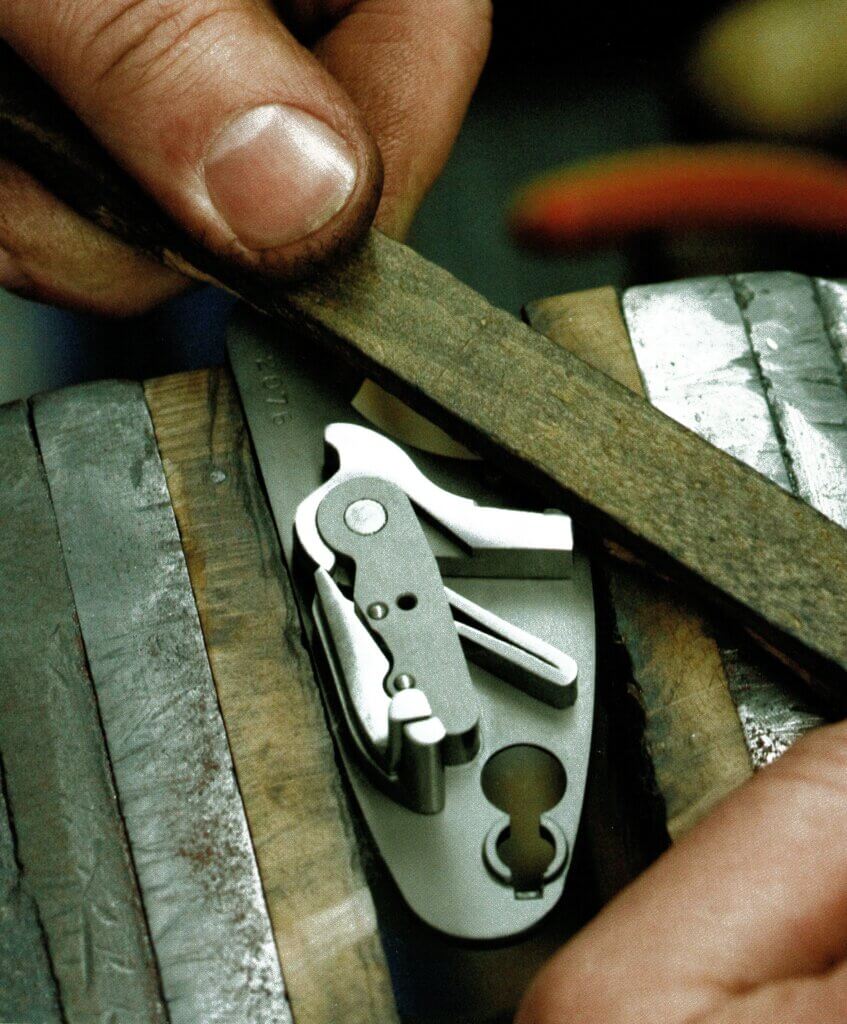 lijado a mano pieza muelles de armas